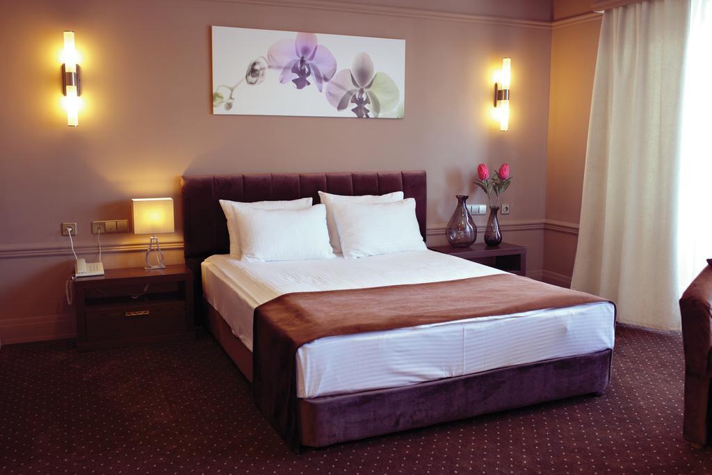 Ak Zhaik Hotel Atyraū Екстериор снимка