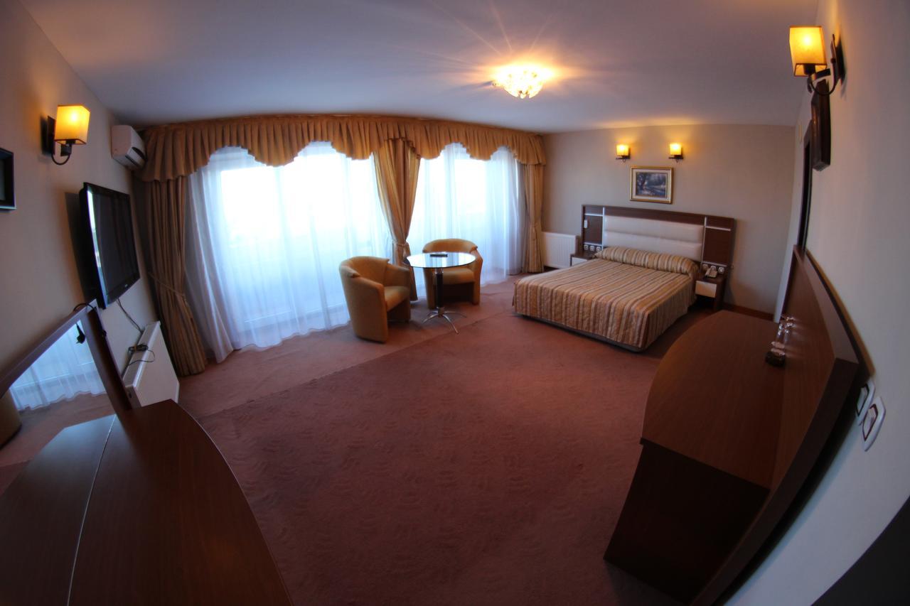 Ak Zhaik Hotel Atyraū Екстериор снимка